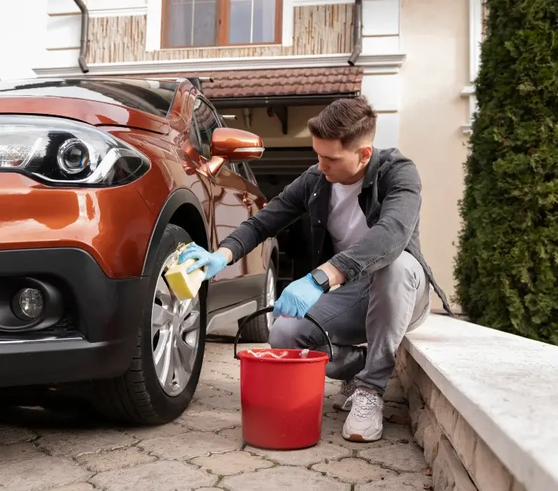 Lavage auto à domicile Paris 14eme : professionnel intervenant sur un véhicule
